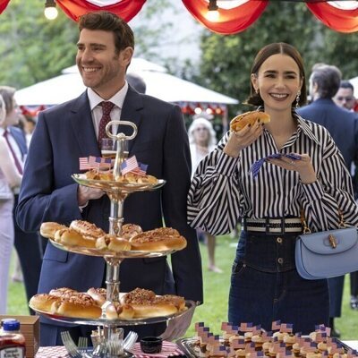 Lily Collins y Bryan Greenberg en el 'En el que Emily va a la embajada' de 'Emily in Paris'