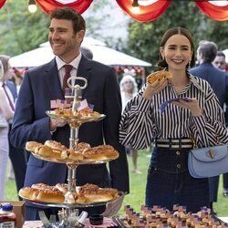 Lily Collins y Bryan Greenberg en el 'En el que Emily va a la embajada' de 'Emily in Paris'