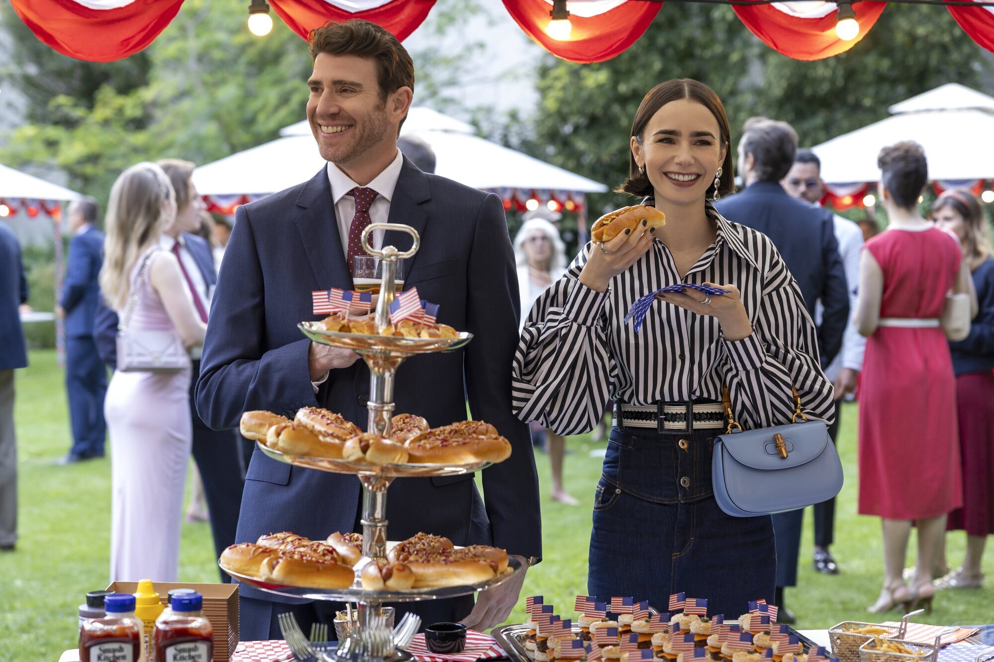 Lily Collins y Bryan Greenberg en el 'En el que Emily va a la embajada' de 'Emily in Paris'