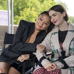 Ashley Park y Lily Collins en el 5x06 de 'Emily in Paris'