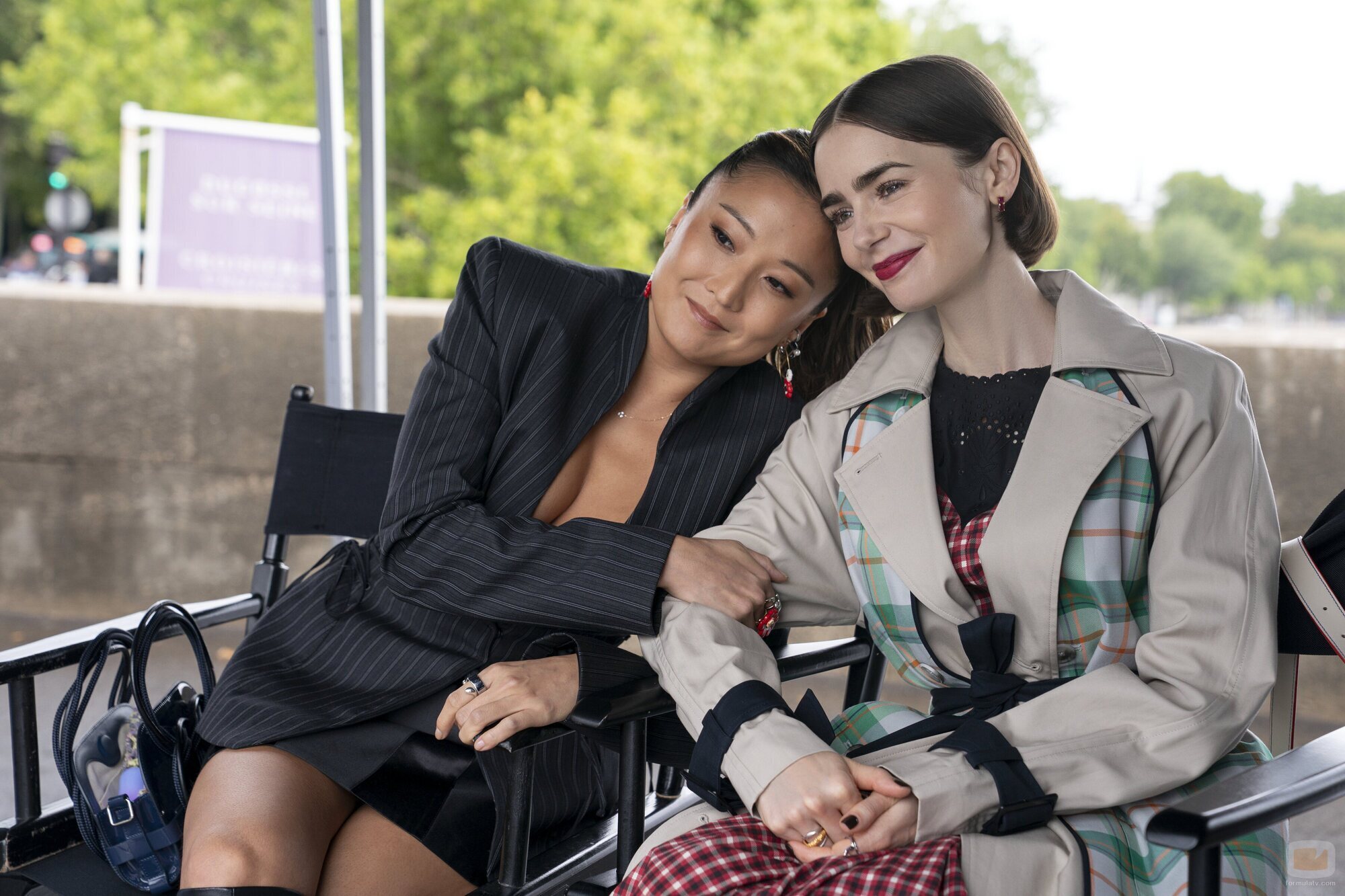 Ashley Park y Lily Collins en el 5x06 de 'Emily in Paris'