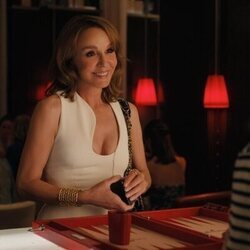 Philippine Leroy-Beaulieu en 5x06 'En el que Emily va a la embajada' de 'Emily en París'