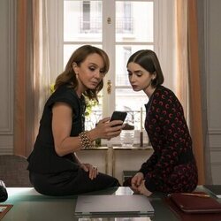 Lily Collins y Philippine Leroy-Beaulieu en el 'En el que Emily va a la embajada' de 'Emily in Paris'