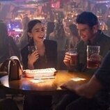 Bryan Greenberg y Lily Collins en 'En el que Emily va a la embajada' de 'Emily en París'