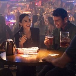 Bryan Greenberg y Lily Collins en 'En el que Emily va a la embajada' de 'Emily en París'
