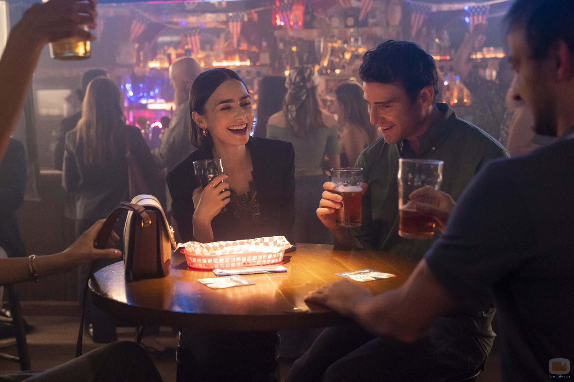 Bryan Greenberg y Lily Collins en 'En el que Emily va a la embajada' de 'Emily en París'