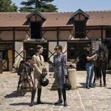 Lily Collins y Ashley Park en el 5x07 de 'Emily in Paris'