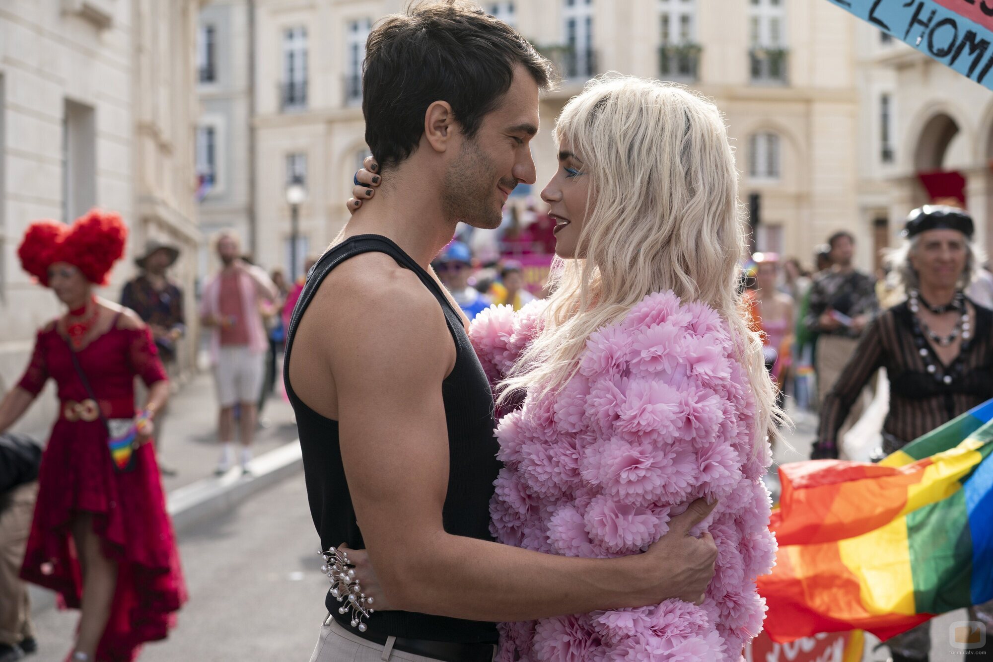 Lily Collins y Eugenio Franceschini en 5x07 titulado 'Segundas oportunidades' de 'Emily en París'