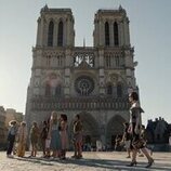 Lily Collins en 5x07 titulado 'Segundas oportunidades' de 'Emily en París'