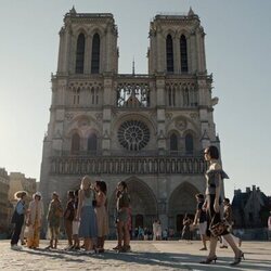 Lily Collins en 5x07 titulado 'Segundas oportunidades' de 'Emily en París'