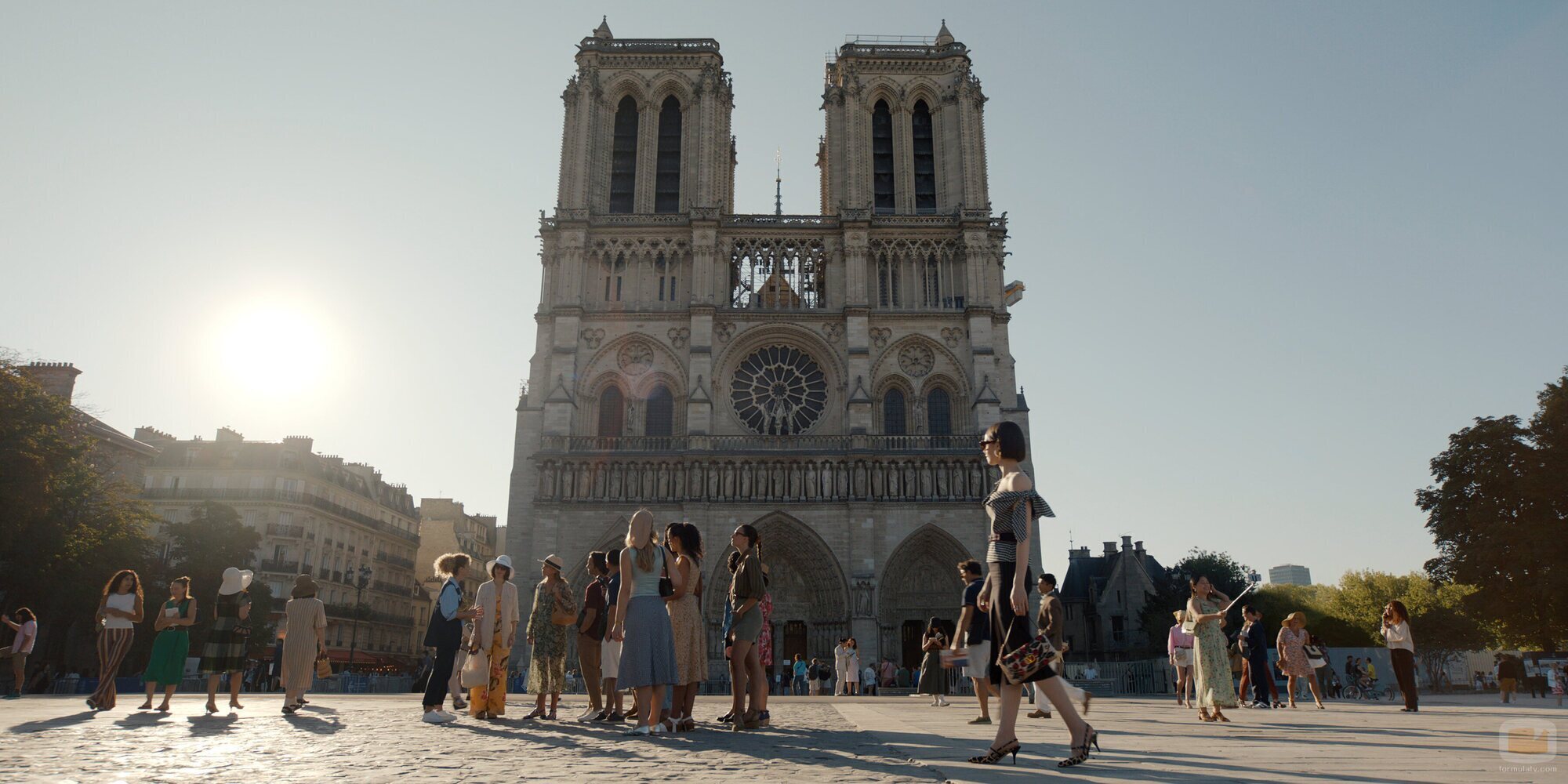 Lily Collins en 5x07 titulado 'Segundas oportunidades' de 'Emily en París'