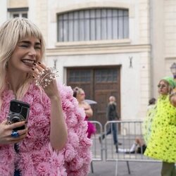 Lily Collins en el 5x07 de 'Emily in Paris'