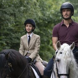 Eugenio Franceschini y Lily Collins en 5x07 'Segundas oportunidades' de 'Emily en París'