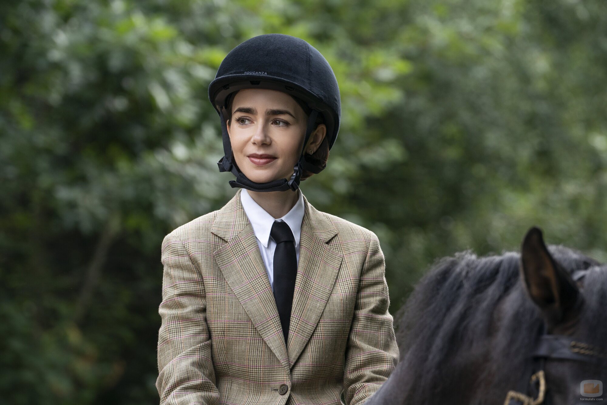 Lily Collins en la temporada 5 y el capítulo 07 de 'Emily en París'