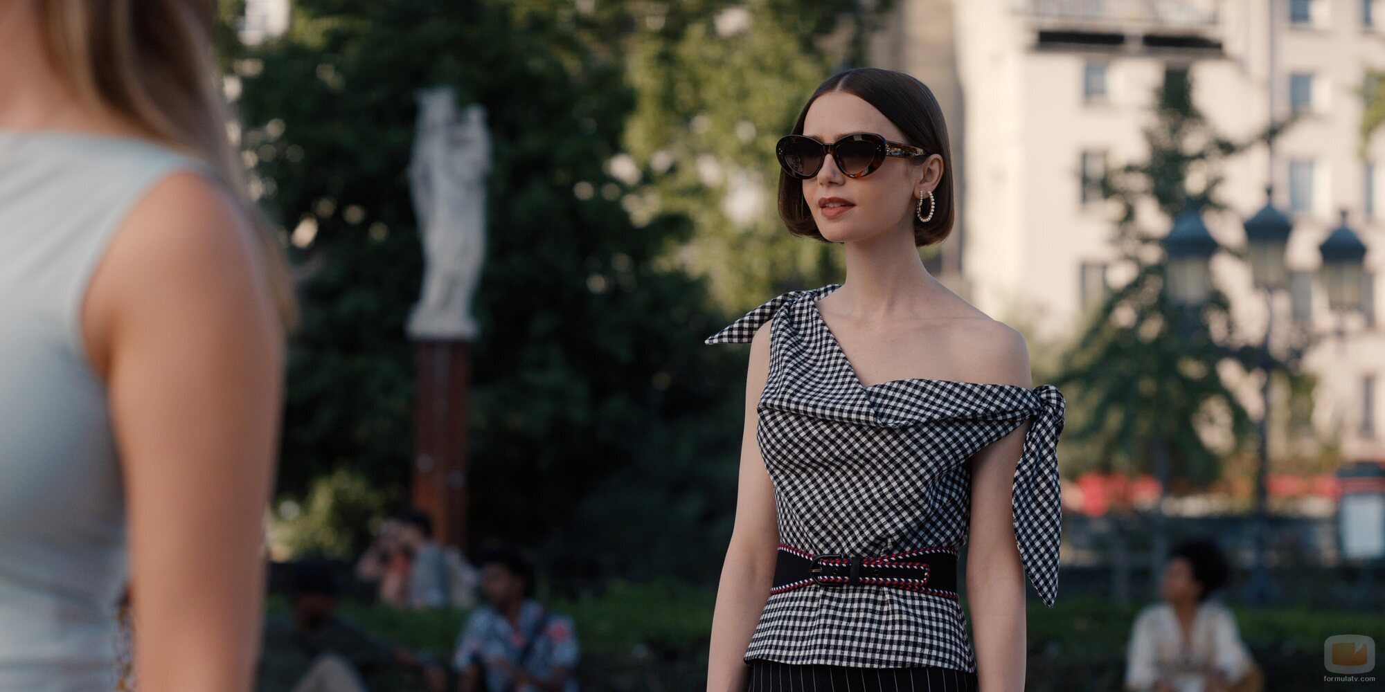Lily Collins en Capítulo 7 titulado 'Segundas oportunidades' de 'Emily en París'