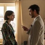 Eugenio Franceschini y Lily Collins en el 5x08 de 'Emily en París'