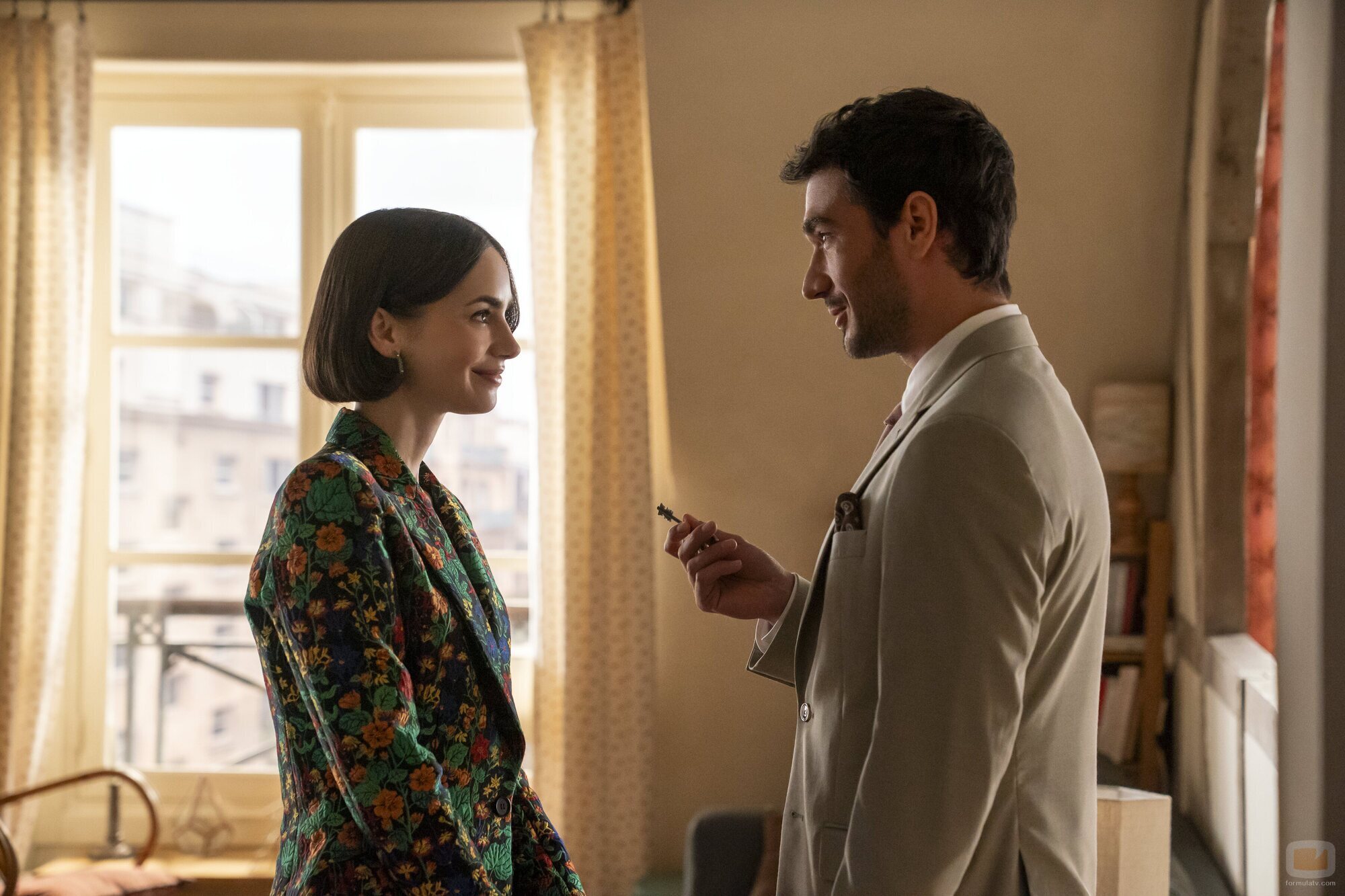 Eugenio Franceschini y Lily Collins en el 5x08 de 'Emily en París'