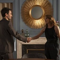 Eugenio Franceschini y Philippine Leroy-Beaulieu en la temporada 5 y el capítulo 08 de 'Emily en París'