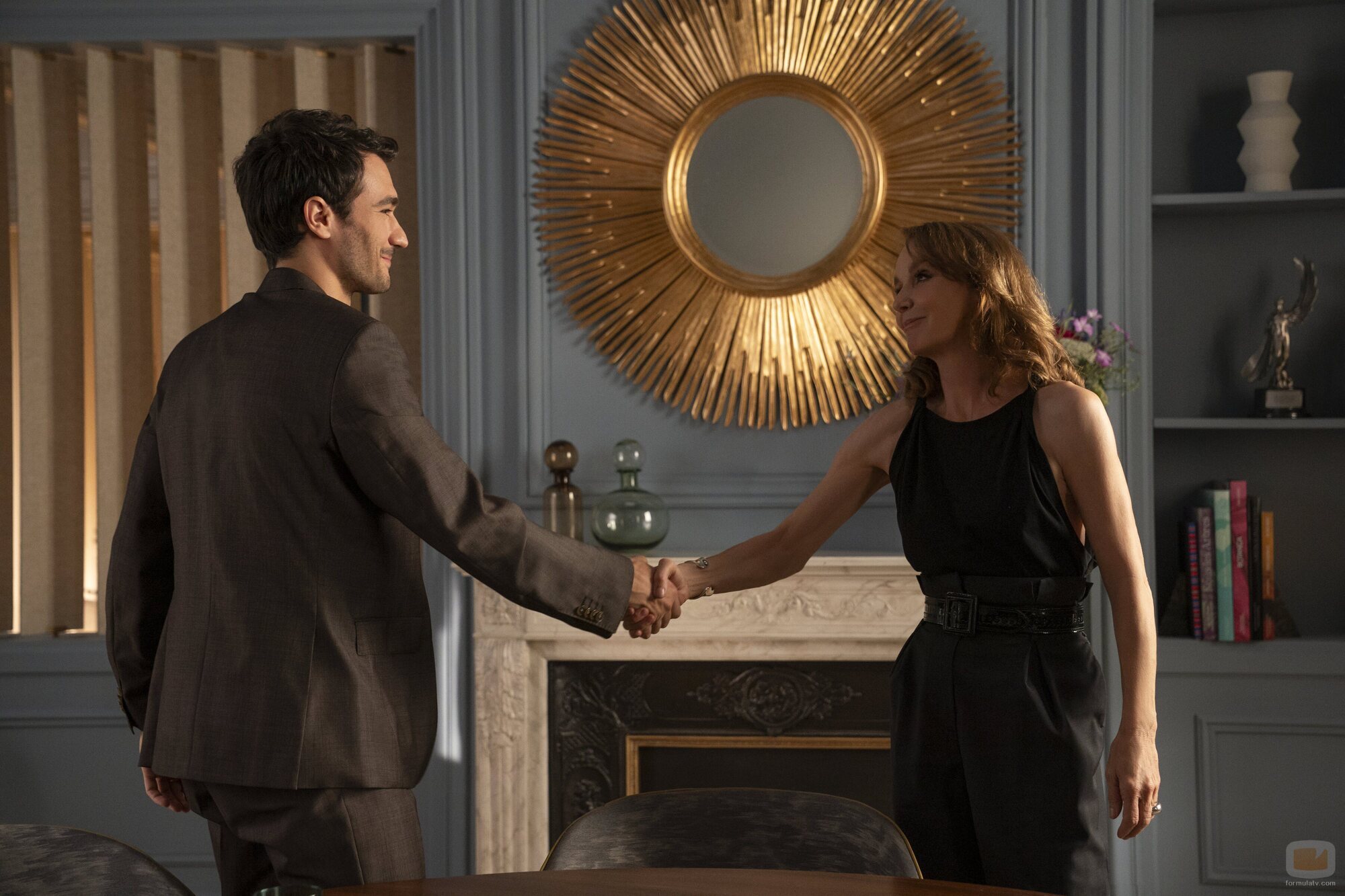 Eugenio Franceschini y Philippine Leroy-Beaulieu en la temporada 5 y el capítulo 08 de 'Emily en París'