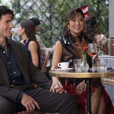 Ashley Park y Paul Forman en el 5x08 de 'Emily en París'