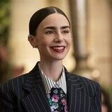 Lily Collins en 5x08 titulado 'Una propuesta novedosa' de 'Emily en París'