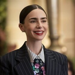Lily Collins en 5x08 titulado 'Una propuesta novedosa' de 'Emily en París'