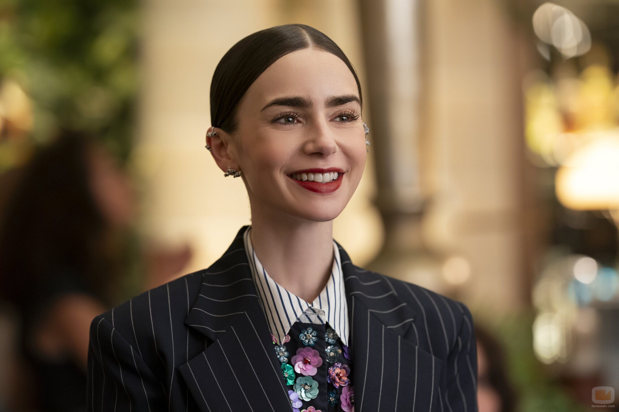 Lily Collins en 5x08 titulado 'Una propuesta novedosa' de 'Emily en París'