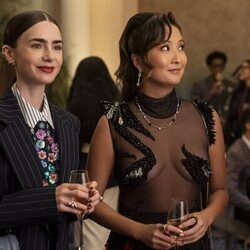 Lily Collins y Ashley Park en Capítulo 8 titulado 'Una propuesta novedosa' de 'Emily en París'