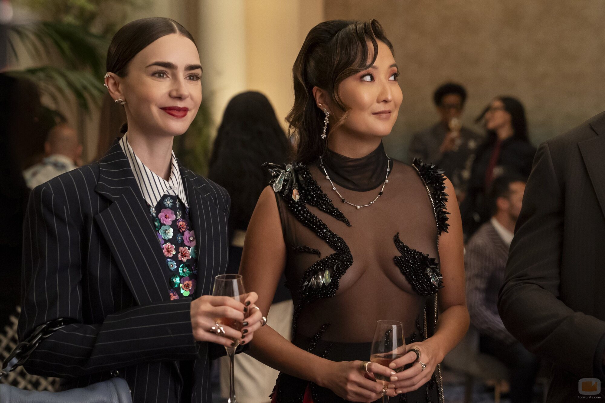 Lily Collins y Ashley Park en Capítulo 8 titulado 'Una propuesta novedosa' de 'Emily en París'
