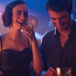 Eugenio Franceschini y Lily Collins en 5x08 titulado 'Una propuesta novedosa' de 'Emily en París'