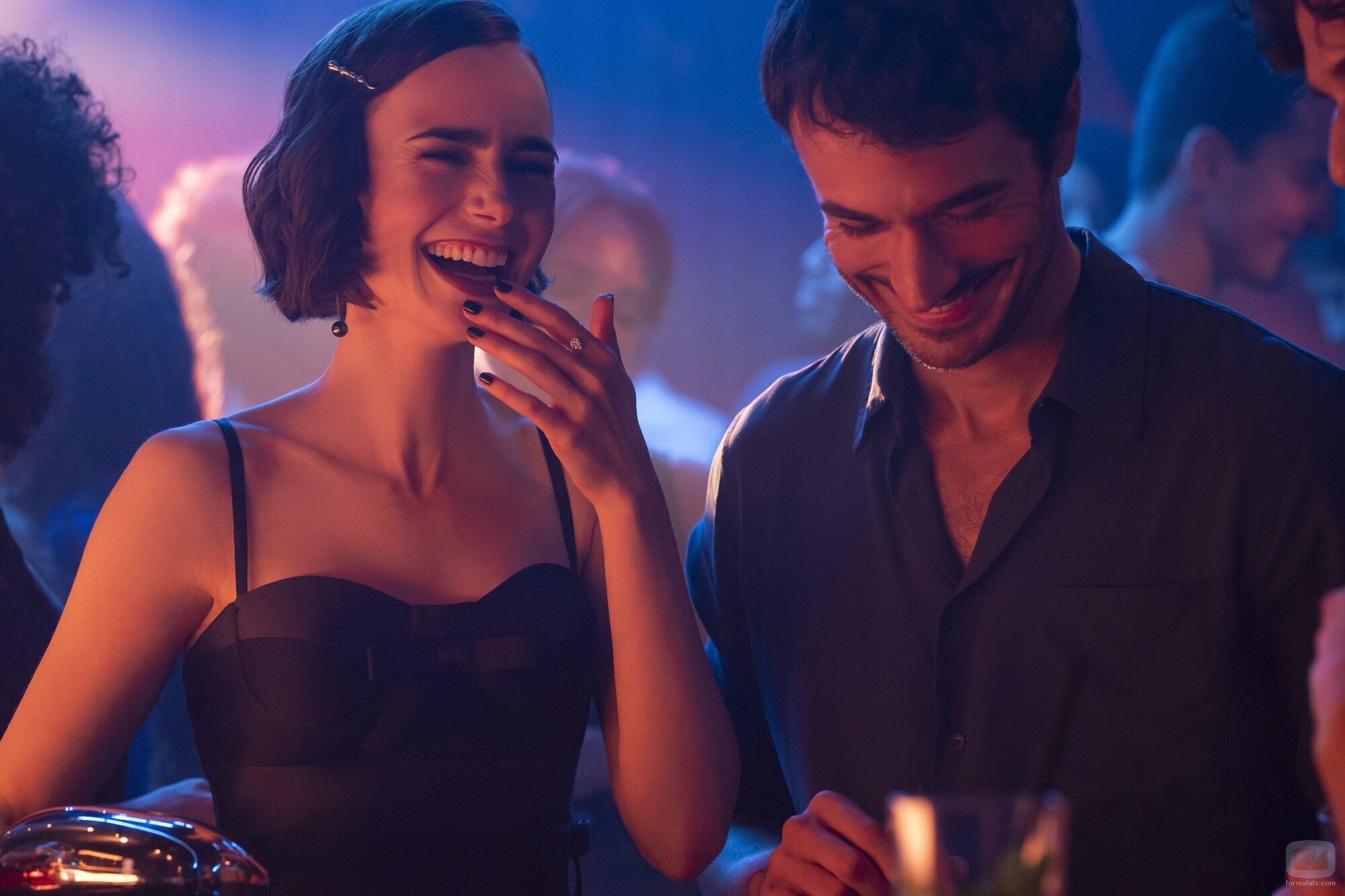 Eugenio Franceschini y Lily Collins en 5x08 titulado 'Una propuesta novedosa' de 'Emily en París'