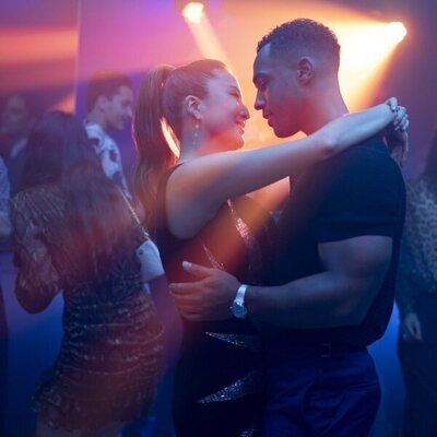 Lucien Laviscount y Ashley Park en el 'Una propuesta novedosa' de 'Emily in Paris'