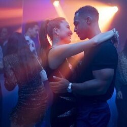 Lucien Laviscount y Ashley Park en el 'Una propuesta novedosa' de 'Emily in Paris'