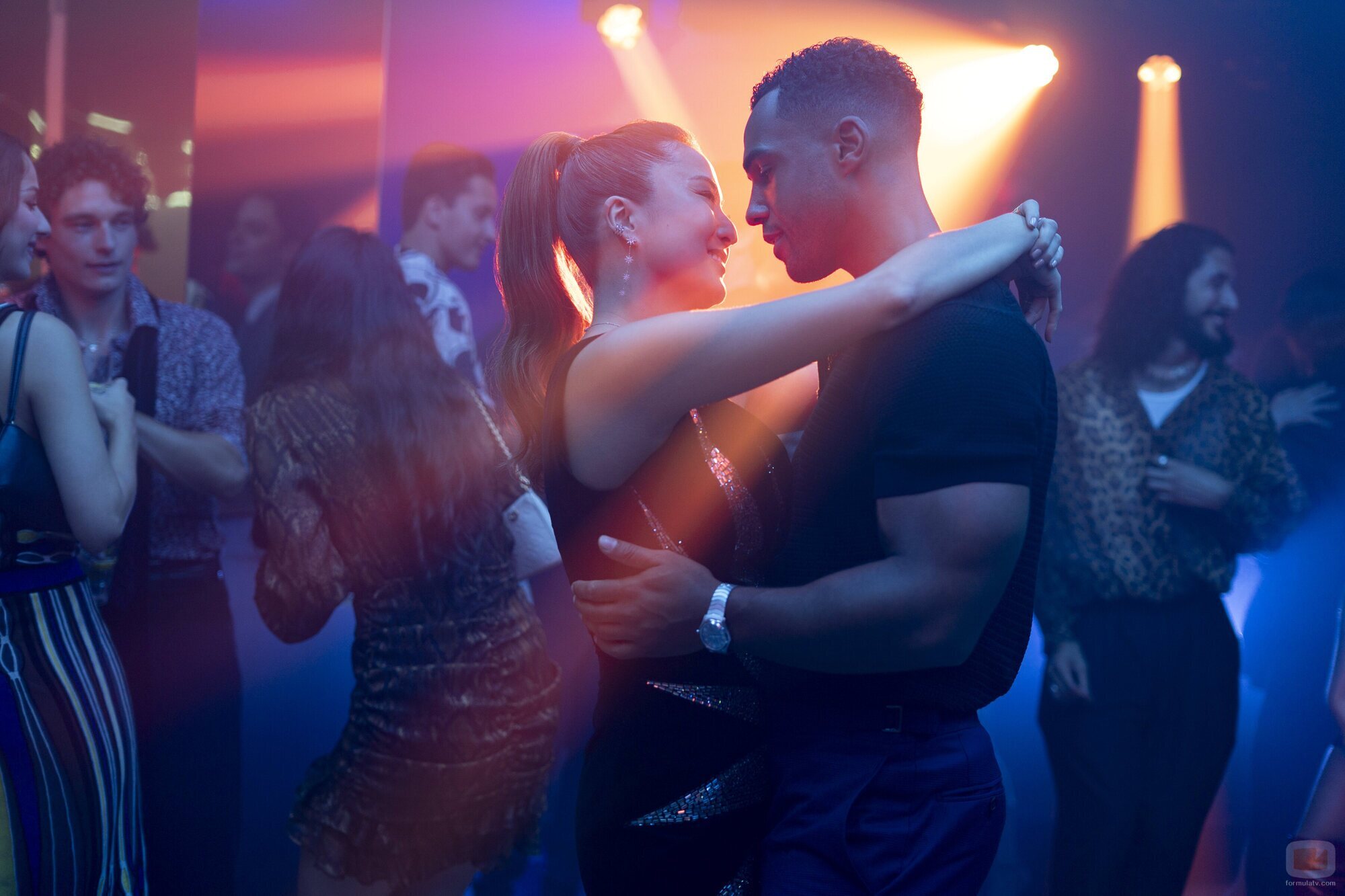 Lucien Laviscount y Ashley Park en el 'Una propuesta novedosa' de 'Emily in Paris'