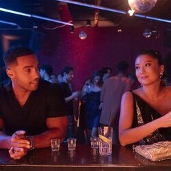 Ashley Park y Lucien Laviscount en el 5x08 de 'Emily en París'