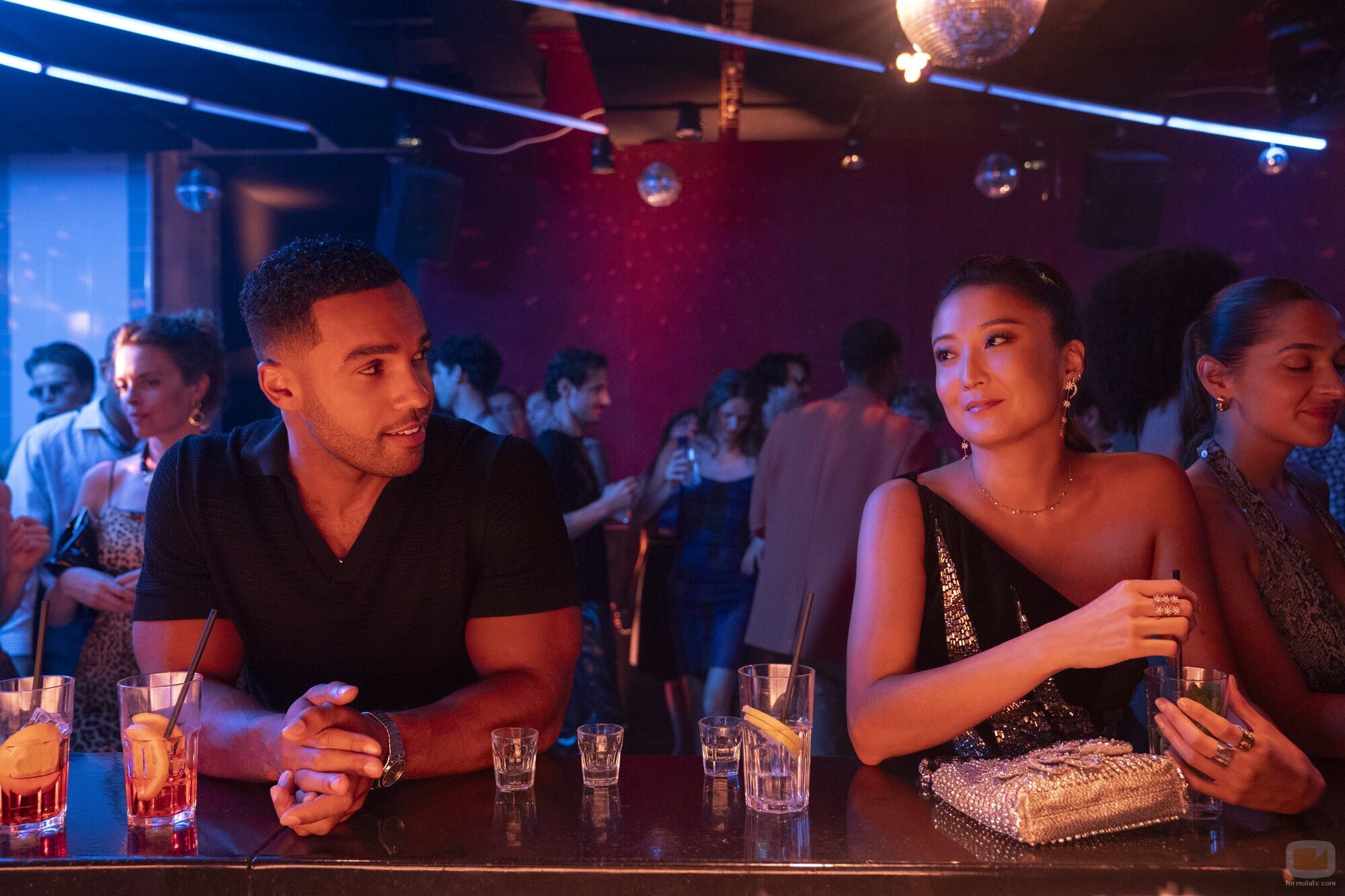 Ashley Park y Lucien Laviscount en el 5x08 de 'Emily en París'