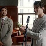 Eugenio Franceschini y Paul Forman en la temporada 5 y el capítulo 08 de 'Emily en París'