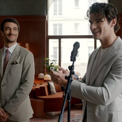 Eugenio Franceschini y Paul Forman en la temporada 5 y el capítulo 08 de 'Emily en París'
