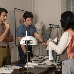 Paul Forman y Eugenio Franceschini en el 5x09 de 'Emily en París'