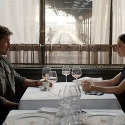 Lily Collins y Lucas Bravo en 'La belle époque' de 'Emily en París'