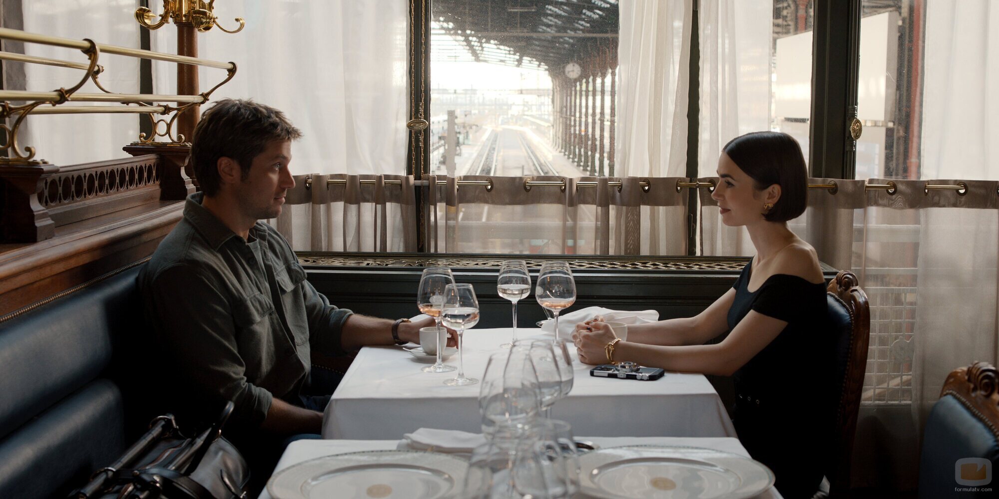 Lily Collins y Lucas Bravo en 'La belle époque' de 'Emily en París'