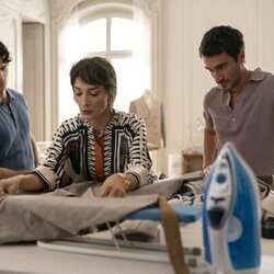 Foto de Paul Forman y Eugenio Franceschini en el 5x09 de 'Emily en París'