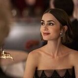 Lily Collins en 5x09 titulado 'La belle époque' de 'Emily en París'
