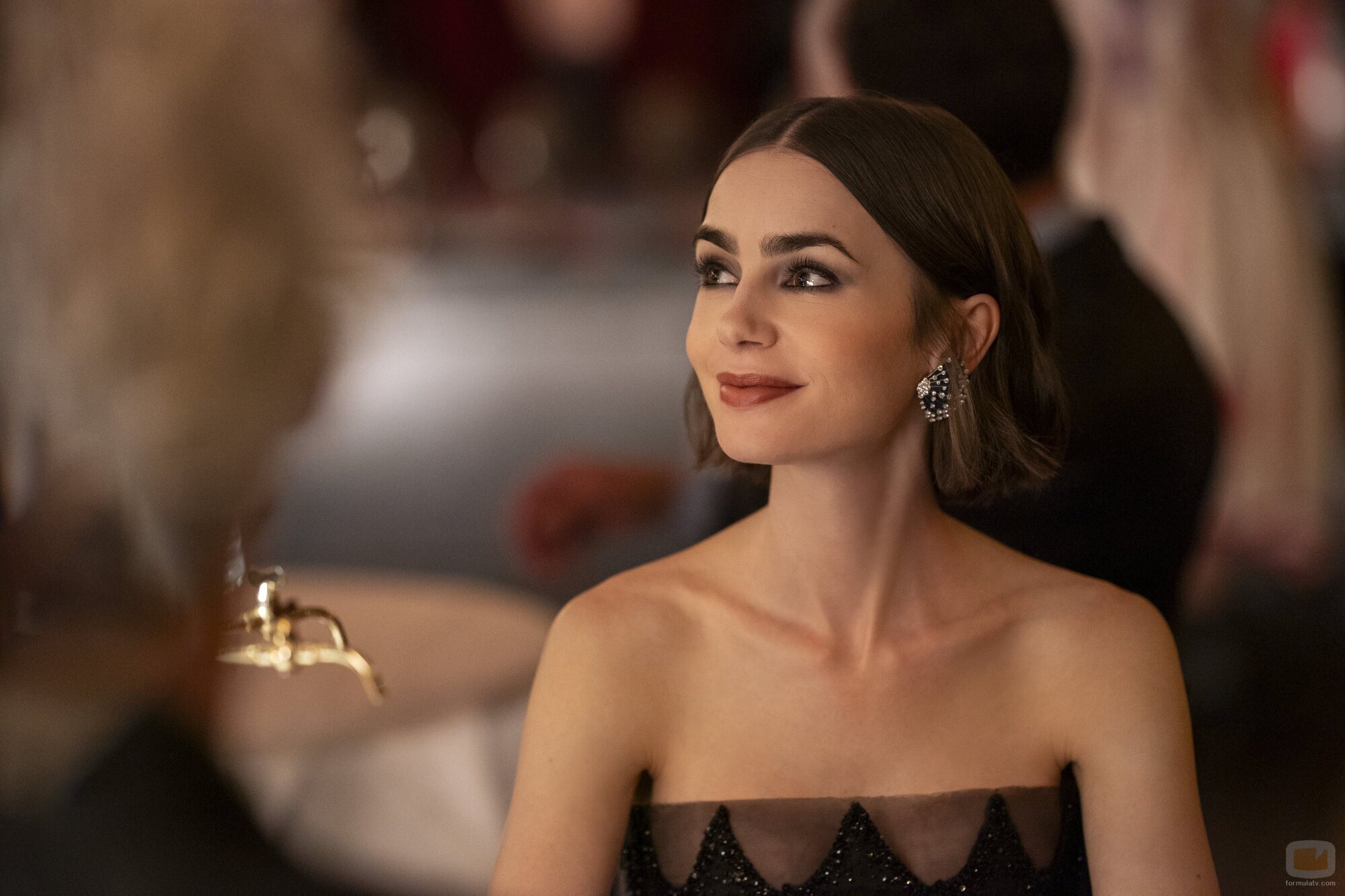 Lily Collins en 5x09 titulado 'La belle époque' de 'Emily en París'