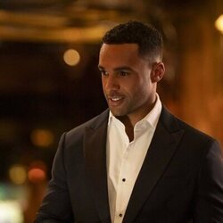 Lucien Laviscount en Capítulo 9 titulado 'La belle époque' de 'Emily en París'