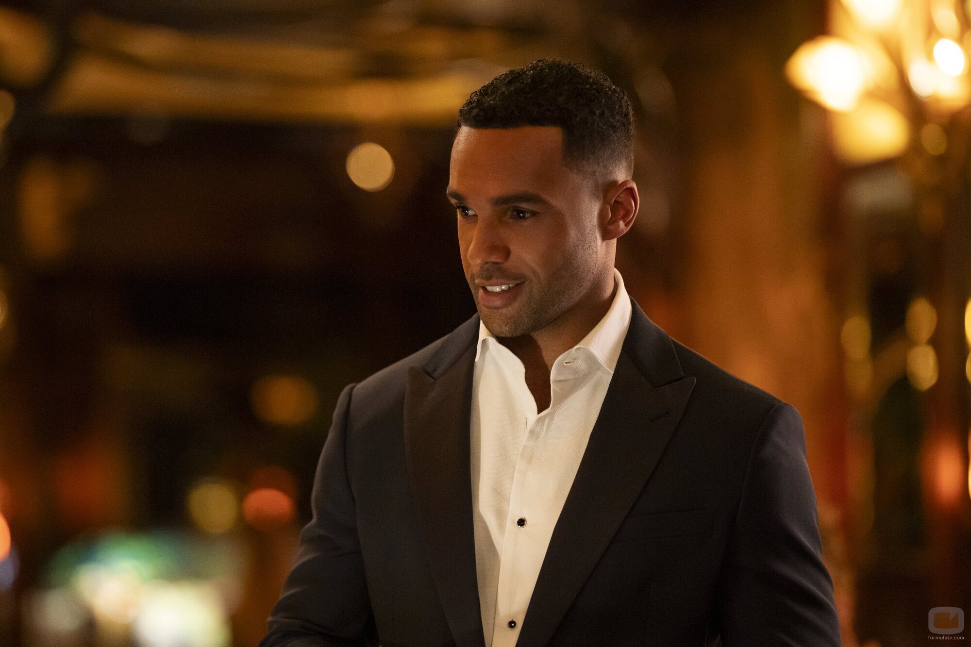 Lucien Laviscount en Capítulo 9 titulado 'La belle époque' de 'Emily en París'