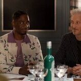 Samuel Arnold y Bruno Gouery en el 5x09 de 'Emily en París'