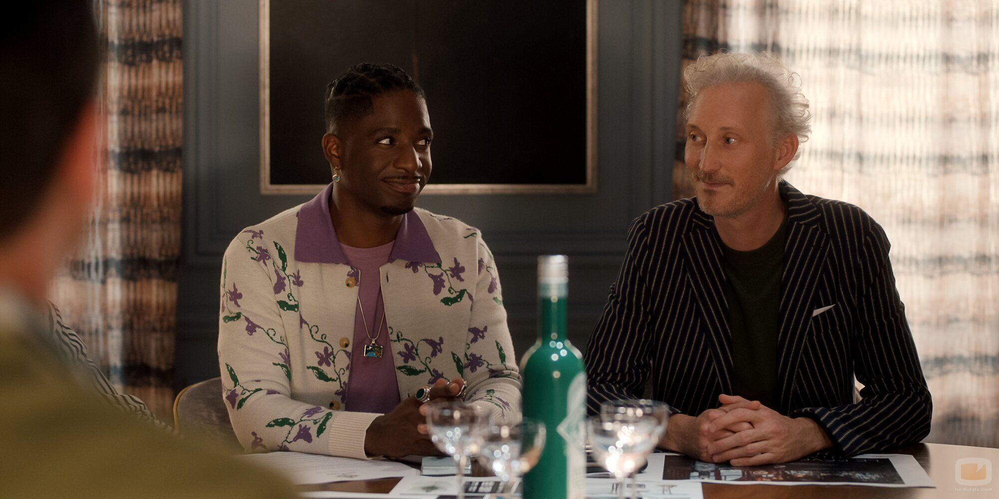 Samuel Arnold y Bruno Gouery en el 5x09 de 'Emily en París'