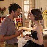 Lily Collins y Eugenio Franceschini en el 5x09 de 'Emily in Paris'