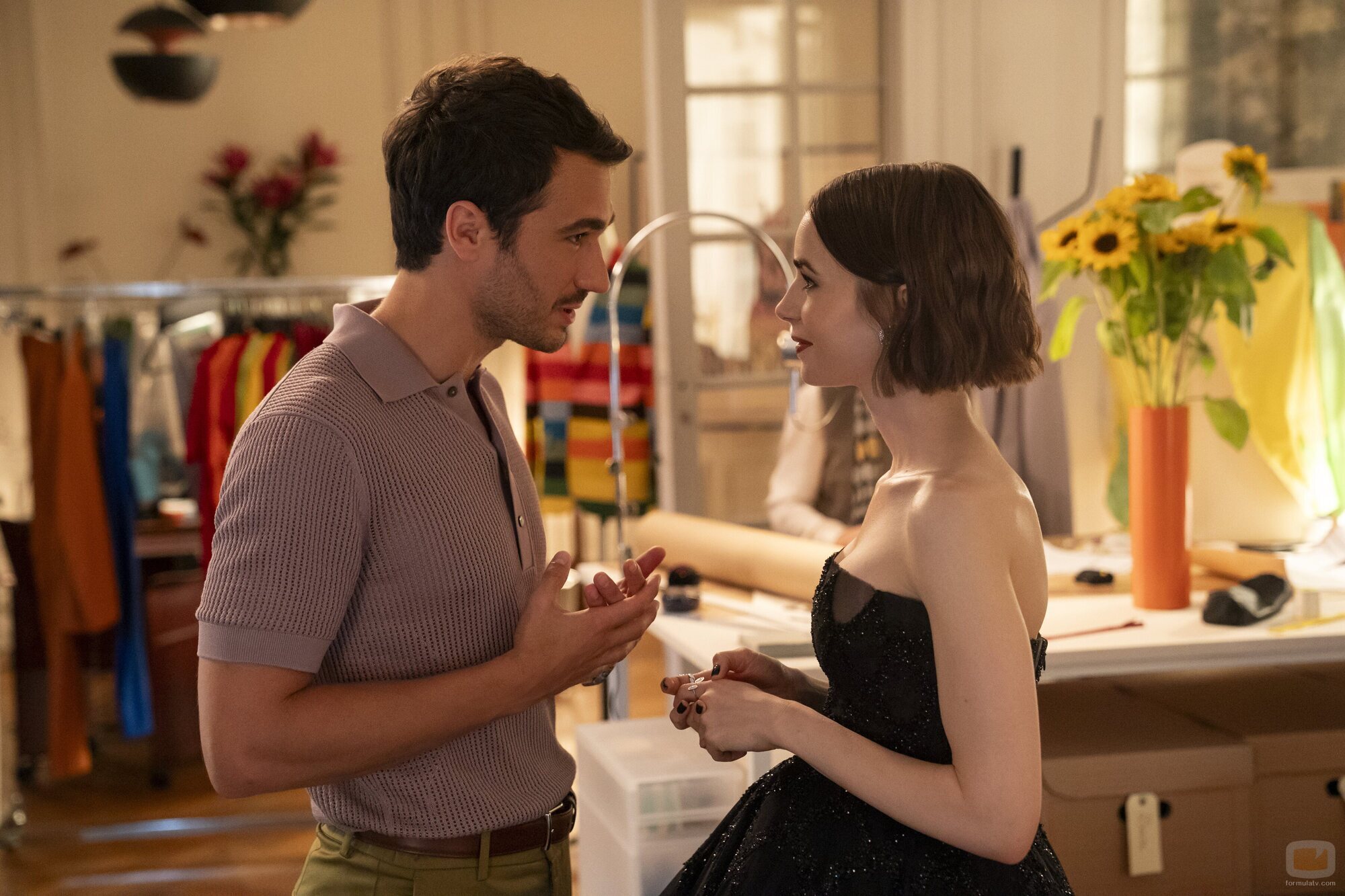 Lily Collins y Eugenio Franceschini en el 5x09 de 'Emily in Paris'